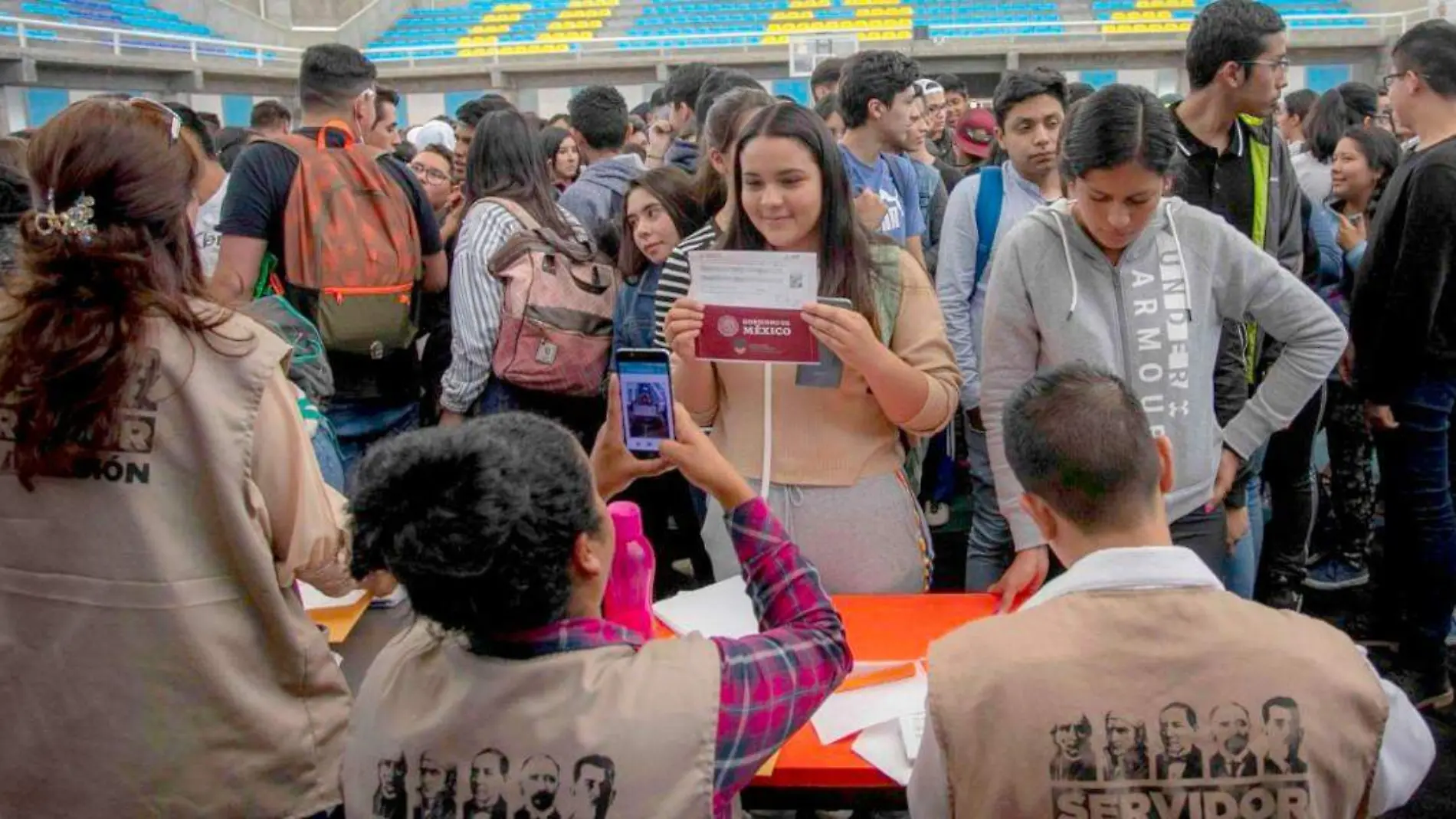 Jóvenes beneficiarios de la Beca Benito Juárez